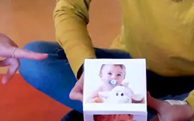 Groupe de bébés utilisant des signes pour communiquer ensemble